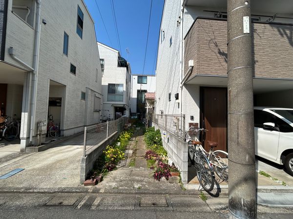 大田区西六郷2丁目 借地権付戸建 前面道路含む外観 大田区西六郷2丁目 借地権付戸建 前面道路含む外観