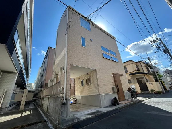 シンプルな外観と窓が特徴の3階建。