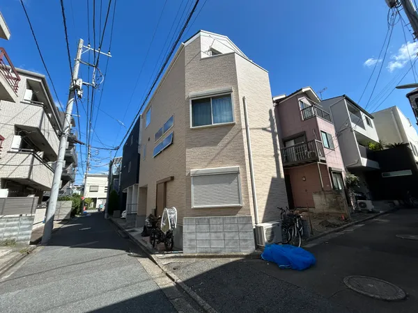 角地に建つ3階建の戸建。窓が多く、室内は明るく通風良好です。