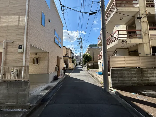 前面道路は約4ｍあり、車の出入りや歩行も安心できる静かな住宅街です。
