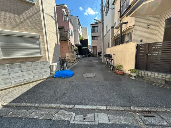 前面道路の様子です。周囲は住宅が建ち並び、落ち着いた雰囲気の街並みです。