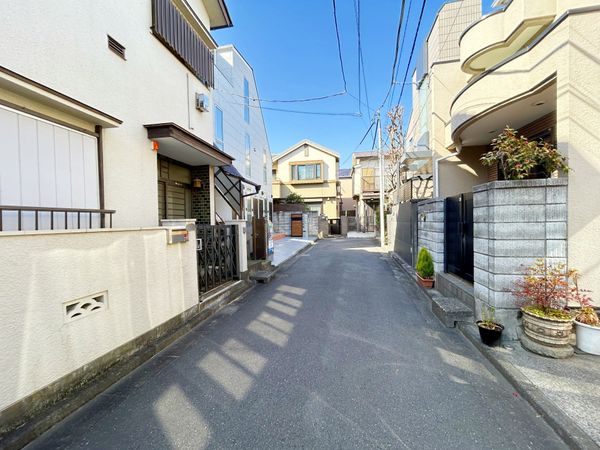 緑が丘3丁目 戸建 前面道路含む外観
