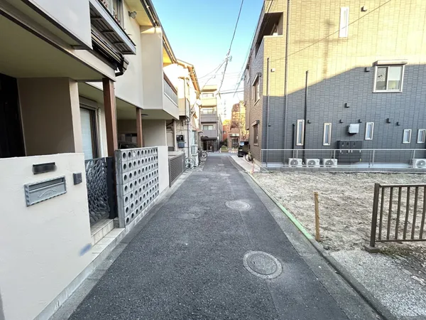 前面道路　　右側が当該物件