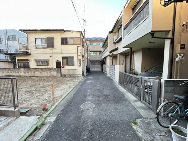 前面道路　　左側が当該物件