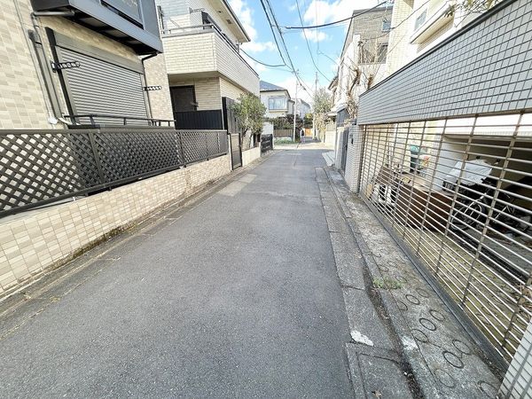 大田区山王1丁目 借地権付き戸建 前面道路含む外観 大田区山王1丁目 借地権付き戸建 前面道路含む外観