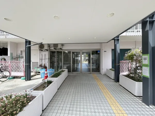エントランス前