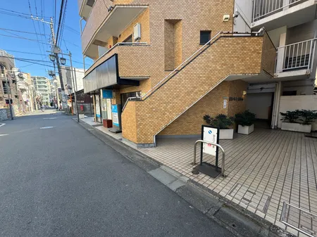 エントランスと前面道路