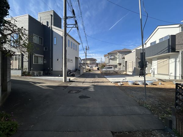 さいたま市緑区大字大門 2号棟 前面道路含む外観