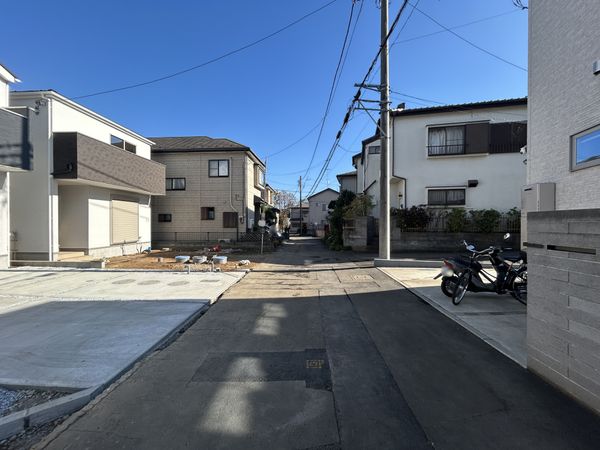 さいたま市緑区大字大門 2号棟 前面道路含む外観