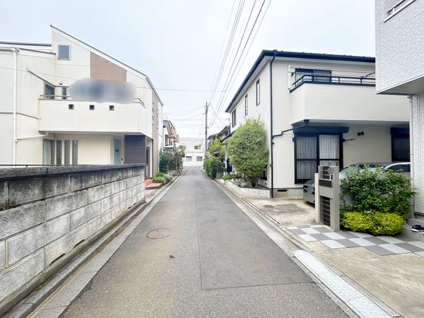 さいたま市緑区大字三室 前面道路含む外観