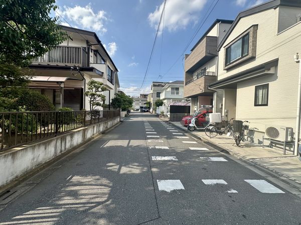 さいたま市中央区大戸2丁目 前面道路含む外観