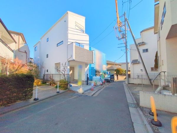 さいたま市緑区太田窪3丁目 前面道路含む外観 さいたま市緑区太田窪3丁目 前面道路含む外観
