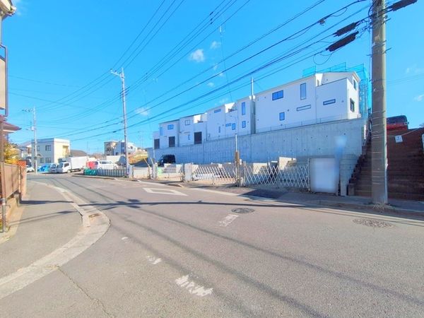 さいたま市緑区大字中尾 前面道路含む外観 さいたま市緑区大字中尾 前面道路含む外観