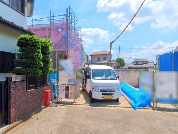 さいたま市浦和区駒場1丁目 1号棟 前面道路含む外観 さいたま市浦和区駒場1丁目 1号棟 前面道路含む外観