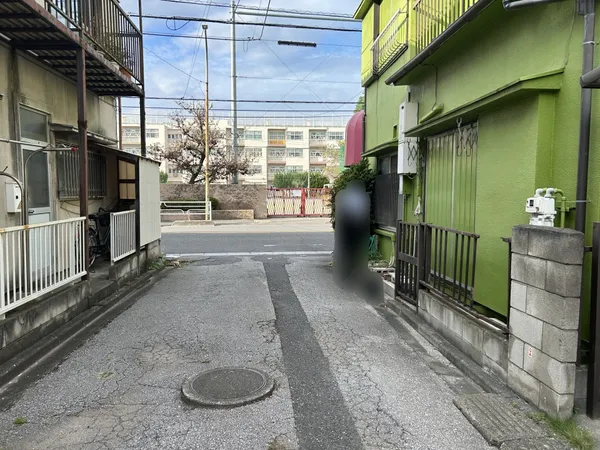 西側前面道路