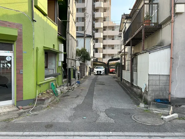 西側前面道路（2026年3月上旬撮影）