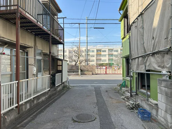 西側前面道路（2026年3月上旬撮影）