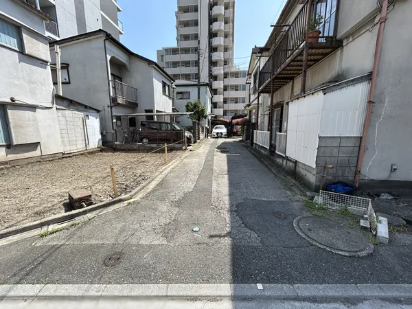 西側前面道路（令和8年4月上旬撮影）