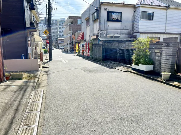 前面交通量の少ない道路につき、落ち着いた住環境です。