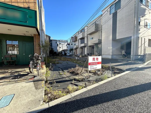 前面道路には歩道も整備されております。