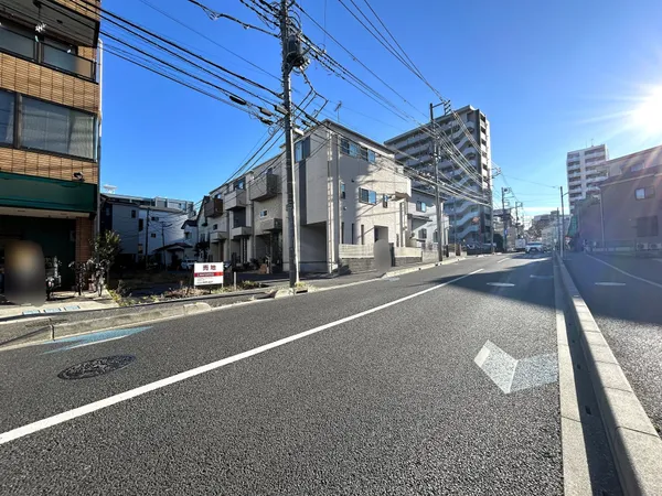 北浦和駅より徒歩９分、浦高通りに面した本物件は駅からのアクセスに加え、視認性にも良好です。住宅用地だけでなく、店舗や事務所等幅広くご検討頂ける物件です。