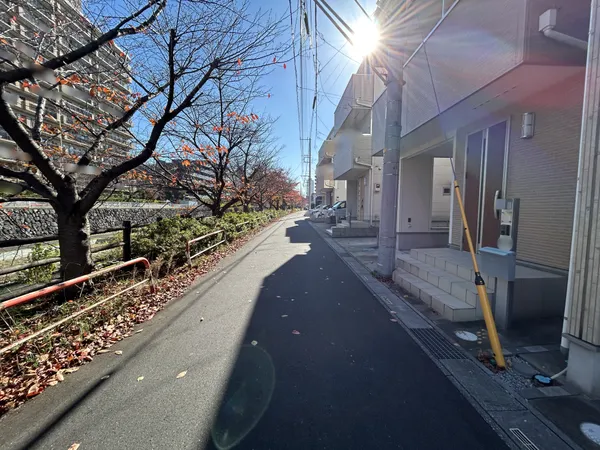 前面道路含む外観