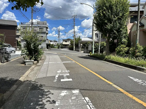 北側前面道路には歩道があり、小さなお子様のいるご家庭も安心して生活していただけます。