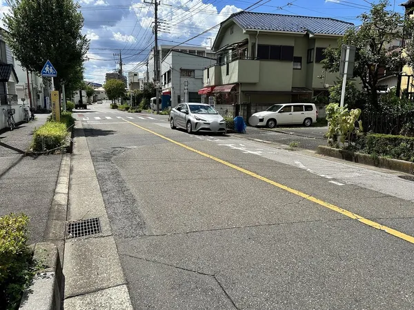 北側前面道路には歩道があり、小さなお子様のいるご家庭も安心して生活していただけます。