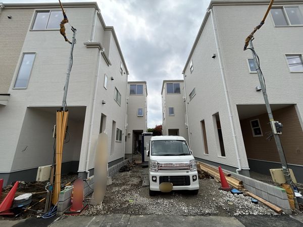 川口市坂下町3丁目 2号棟 前面道路含む外観 川口市坂下町3丁目 2号棟 前面道路含む外観