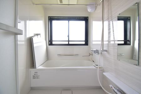 ベルドゥムール川口東 浴室（窓付き）