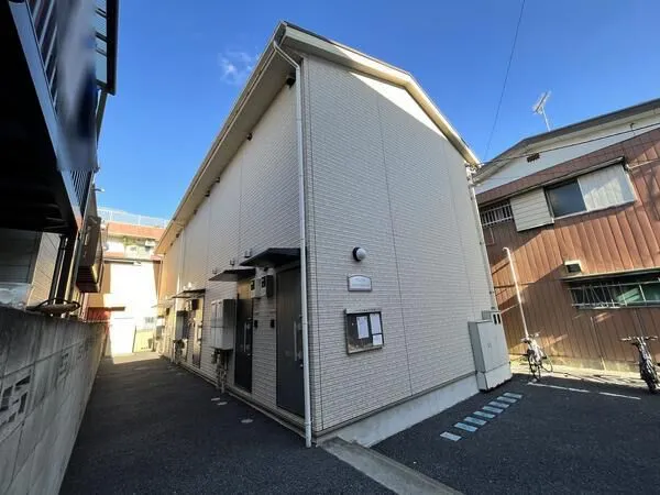 写真は平成２１年築の建物です