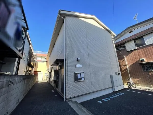 写真は平成２１年築の建物です