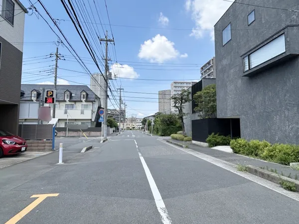 前面道路含む外観