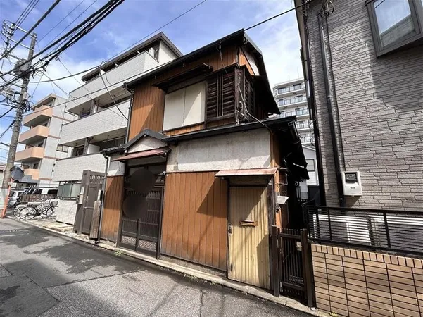 現地写真（2025年3月撮影）コンビニ・ドラッグストア等買い物施設が徒歩5分圏内にございます