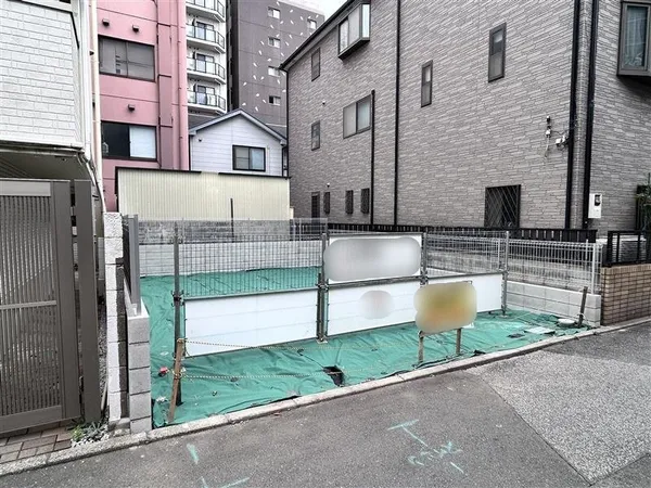現地写真（2025年9月撮影）コンビニ・ドラッグストア等買い物施設が徒歩5分圏内にございます