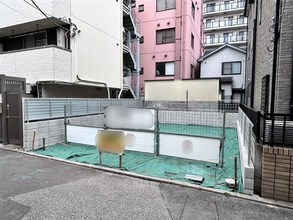 現地写真（2025年9月撮影）コンビニ・ドラッグストア等買い物施設が徒歩5分圏内にございます