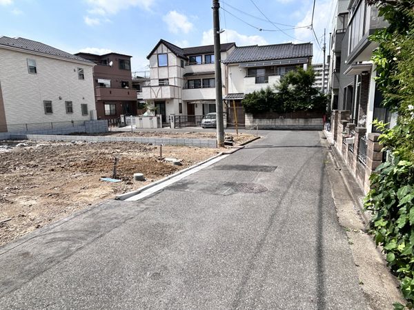 さいたま市南区四谷2丁目 前面道路含む外観 さいたま市南区四谷2丁目 前面道路含む外観