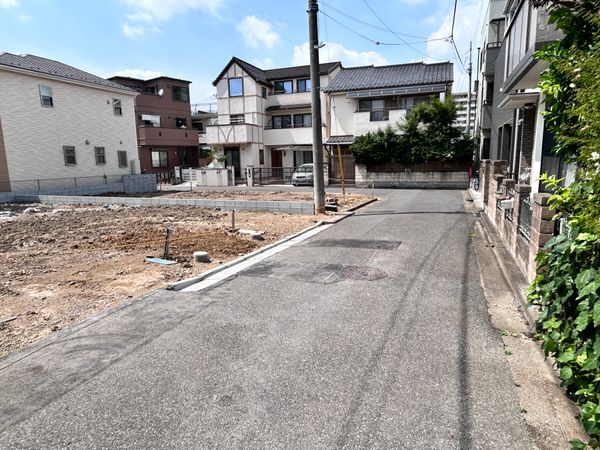 さいたま市南区四谷2丁目 前面道路含む外観 さいたま市南区四谷2丁目 前面道路含む外観