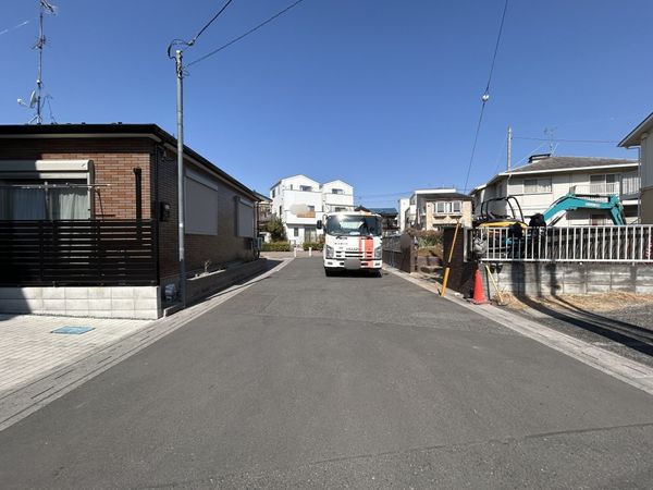 さいたま市南区辻8丁目 前面道路含む外観