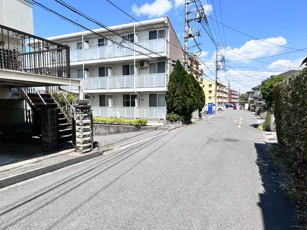 前面道路を含む外観