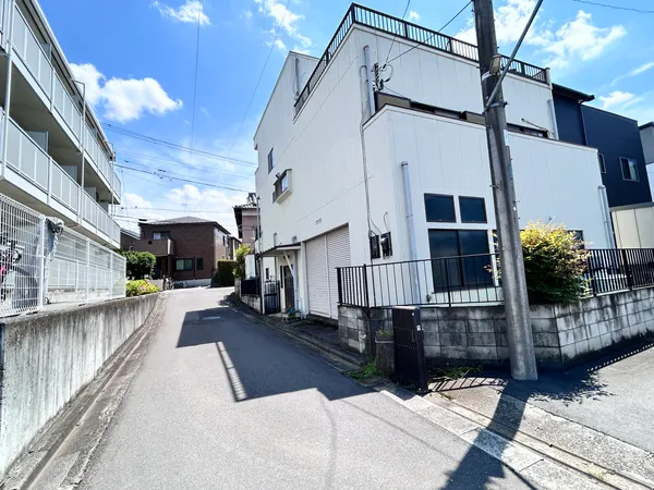 前面道路を含む外観