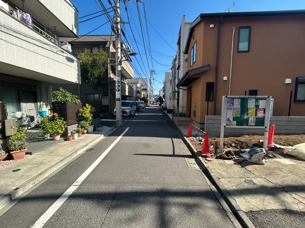 東京都新宿区天神町 前面道路含む外観