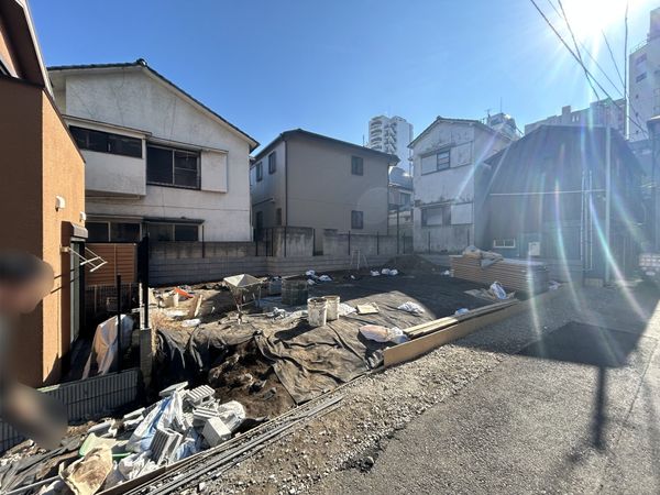 東京都新宿区天神町 前面道路含む外観