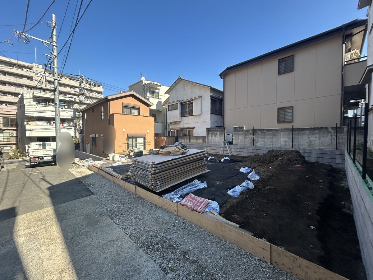 東京都新宿区天神町 前面道路含む外観 前面道路含む外観