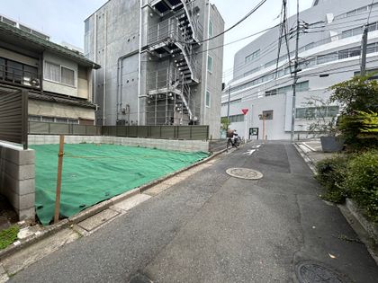 新宿区四谷本塩町 土地 前面道路含む外観