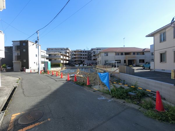 横浜市栄区笠間5丁目マンション 前面道路含む外観 前面道路含む外観