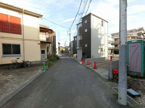 横浜市栄区笠間5丁目マンション【B棟】 前面道路含む外観
