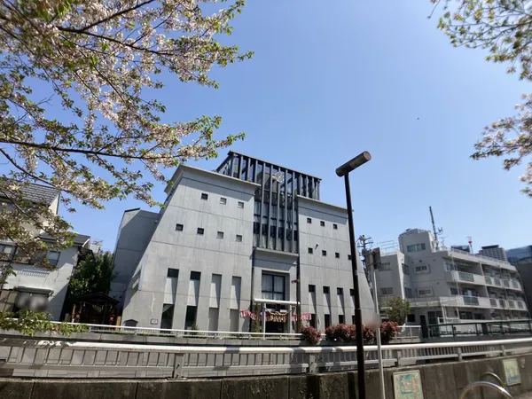 神田川とその歩道沿いに佇む視認性の高い外観デザインです。鹿島建設施工の重厚感ある建物。ぜひお問い合わせください。