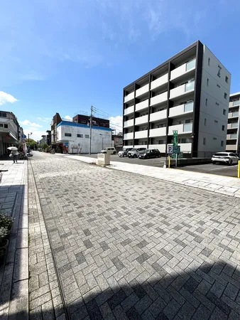 インターロッキング敷の前面道路(旧東海道)から西方面を望む