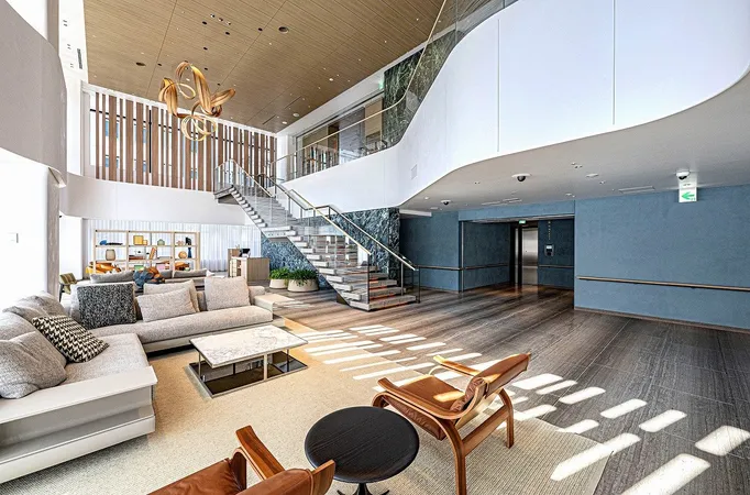 2階：カフェラウンジ